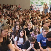 Młodzi, którym towarzyszyli katecheci i nauczyciele, wypełnili namiot spotkania po brzegi. Wielu zgromadziło się także wokół niego.