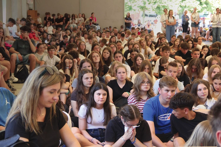Młodzi, którym towarzyszyli katecheci i nauczyciele, wypełnili namiot spotkania po brzegi. Wielu zgromadziło się także wokół niego.