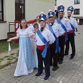 Jak co roku na Dzień Rodziny uczestnicy przygotowali występy artystyczne. Był nawet polonez, oczywiście w strojach uszytych w jednej z pracowni tematycznych – pracowni krawiecko-artystycznej. 