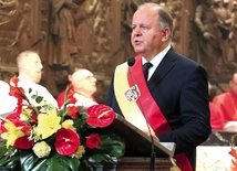 Radny miejski Sławomir Śmigielski czyta słowo Boże podczas Mszy św.