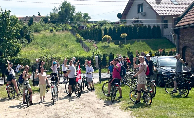 Na takie wycieczko-pielgrzymki okolice Wołowa nadają się świetnie. Rozległe lasy i tereny ciągnące się w stronę Odry stwarzają wiele możliwości.