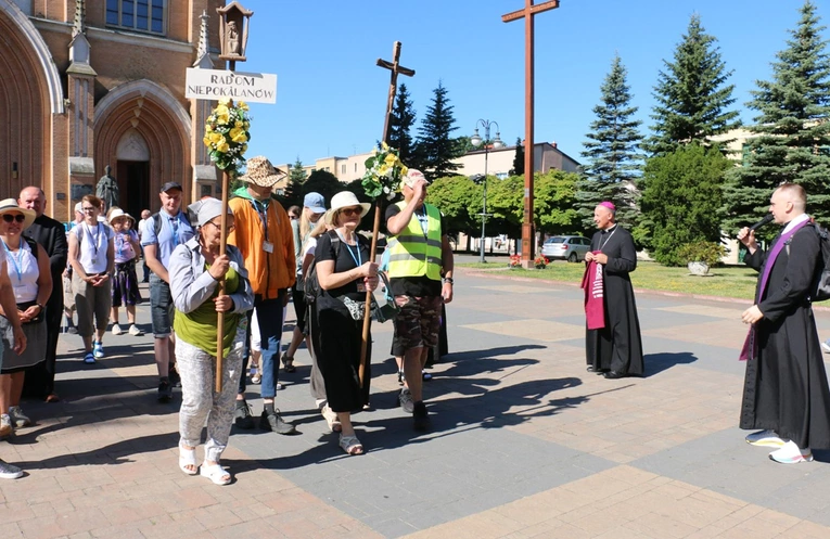 Pątnicy wyruszyli po Mszy św., której w katedrze przewodniczył bp Marek Solarczyk.