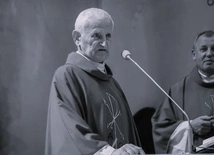 Ks. Stefan Sut, gdy tylko stan zdrowia na to pozwalał, odwiedzał rodzinne strony. Spocznie na miejscowym cmentarzu w Domaniewicach.