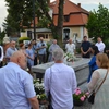 Brzezie. Modlitwa diakonów stałych przy grobie s. Dulcissimy