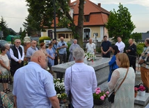Brzezie. Modlitwa diakonów stałych przy grobie s. Dulcissimy