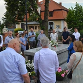 Brzezie. Modlitwa diakonów stałych przy grobie s. Dulcissimy