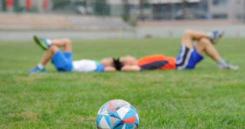 Chroni przed nudą, odciąga od smutku. Jak kreatywnie spędzić wakacyjny czas z piłką?