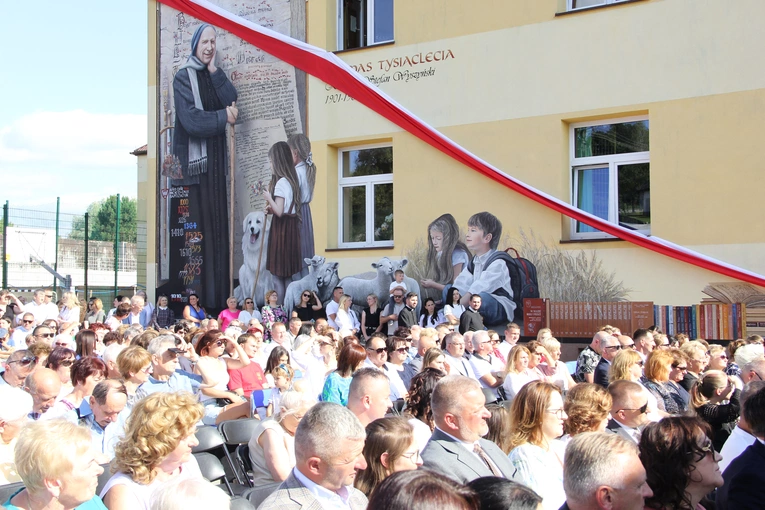 Odsłonięcie muralu z Prymasem Tysiąclecia w Łękach Górnych