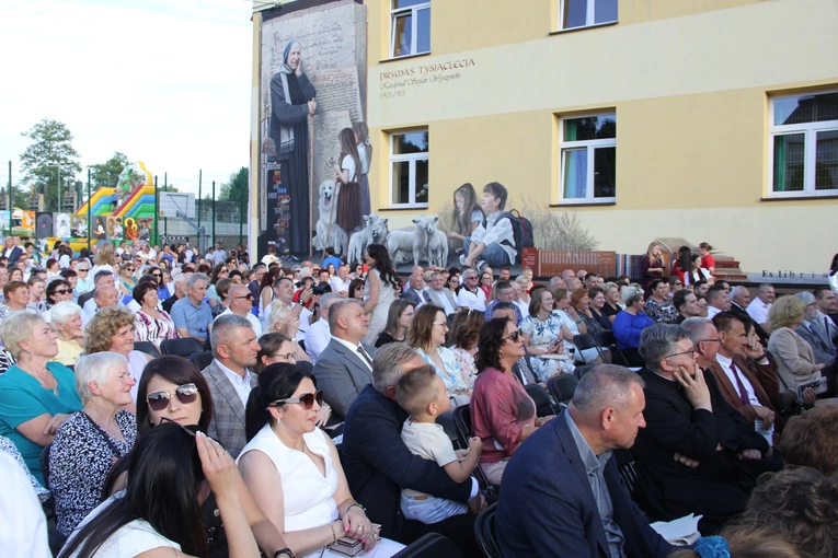 Odsłonięcie muralu z Prymasem Tysiąclecia w Łękach Górnych