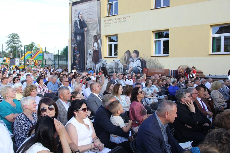 Odsłonięcie muralu z Prymasem Tysiąclecia w Łękach Górnych