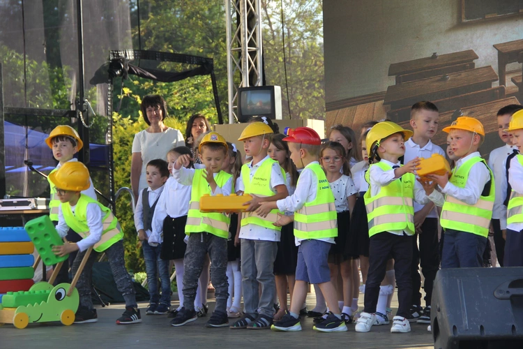 Odsłonięcie muralu z Prymasem Tysiąclecia w Łękach Górnych