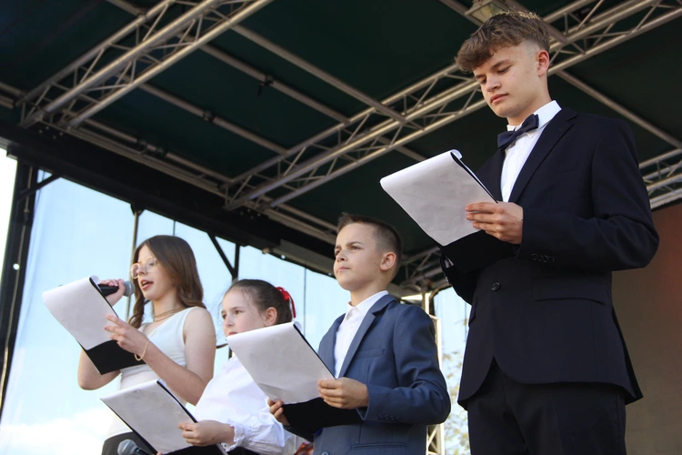 Odsłonięcie muralu z Prymasem Tysiąclecia w Łękach Górnych