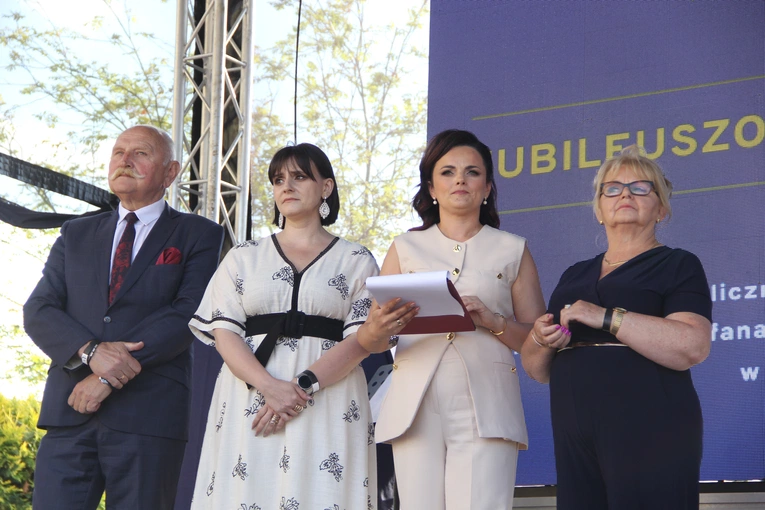 Odsłonięcie muralu z Prymasem Tysiąclecia w Łękach Górnych