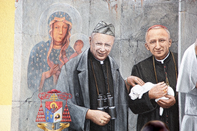 Odsłonięcie muralu z Prymasem Tysiąclecia w Łękach Górnych