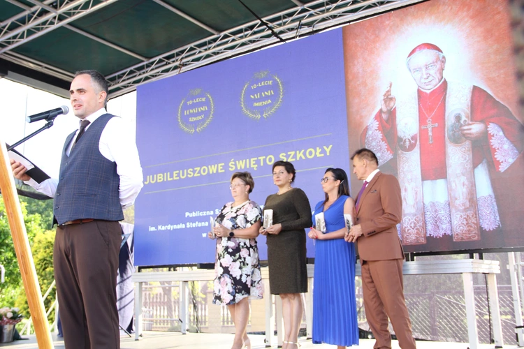 Odsłonięcie muralu z Prymasem Tysiąclecia w Łękach Górnych