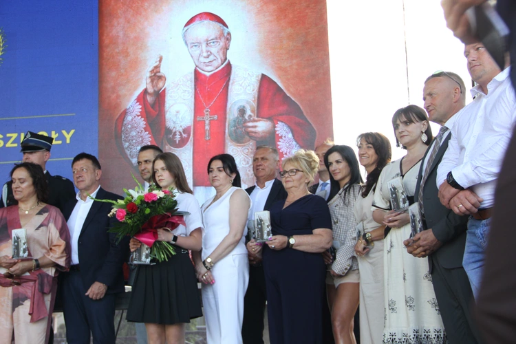 Odsłonięcie muralu z Prymasem Tysiąclecia w Łękach Górnych