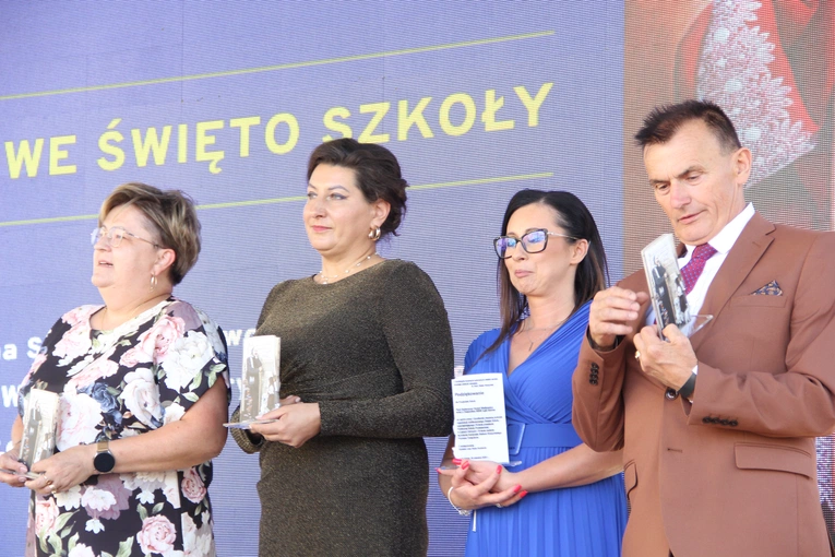 Odsłonięcie muralu z Prymasem Tysiąclecia w Łękach Górnych