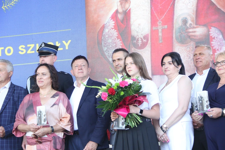 Odsłonięcie muralu z Prymasem Tysiąclecia w Łękach Górnych