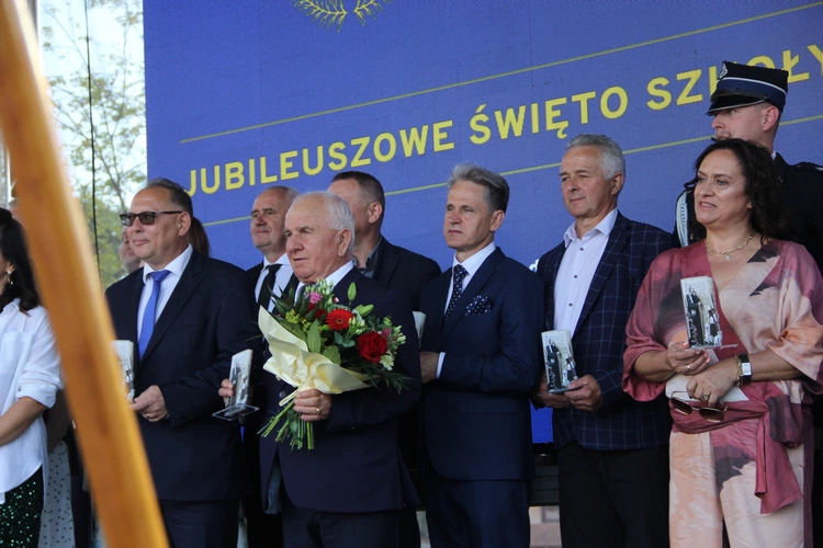 Odsłonięcie muralu z Prymasem Tysiąclecia w Łękach Górnych