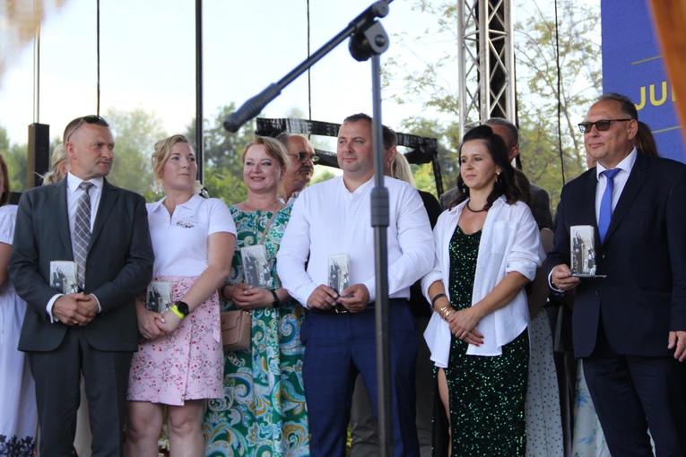 Odsłonięcie muralu z Prymasem Tysiąclecia w Łękach Górnych