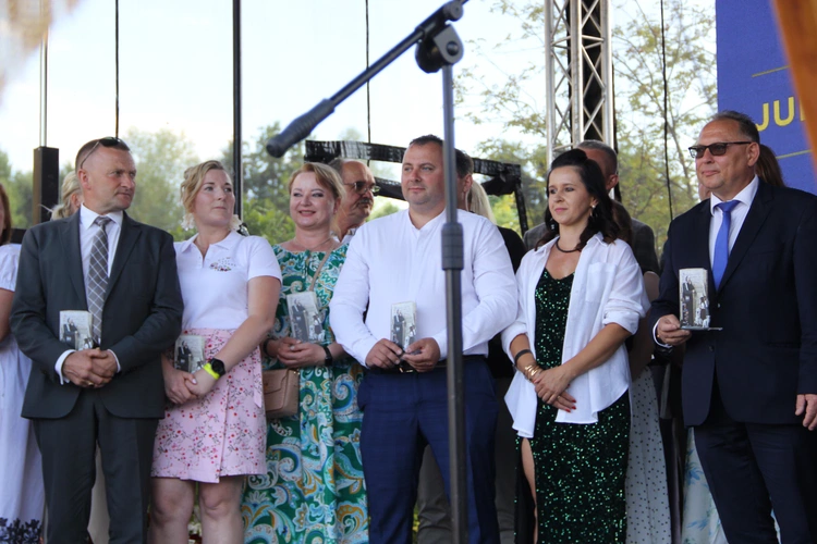 Odsłonięcie muralu z Prymasem Tysiąclecia w Łękach Górnych