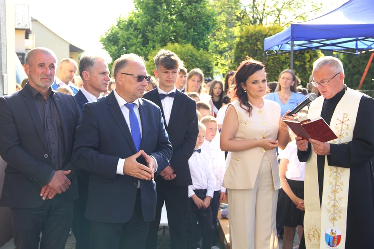 Odsłonięcie muralu z Prymasem Tysiąclecia w Łękach Górnych
