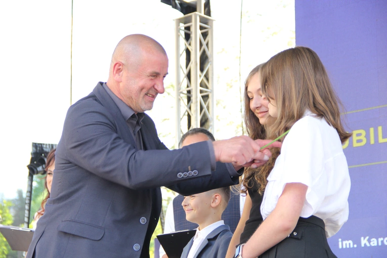 Odsłonięcie muralu z Prymasem Tysiąclecia w Łękach Górnych