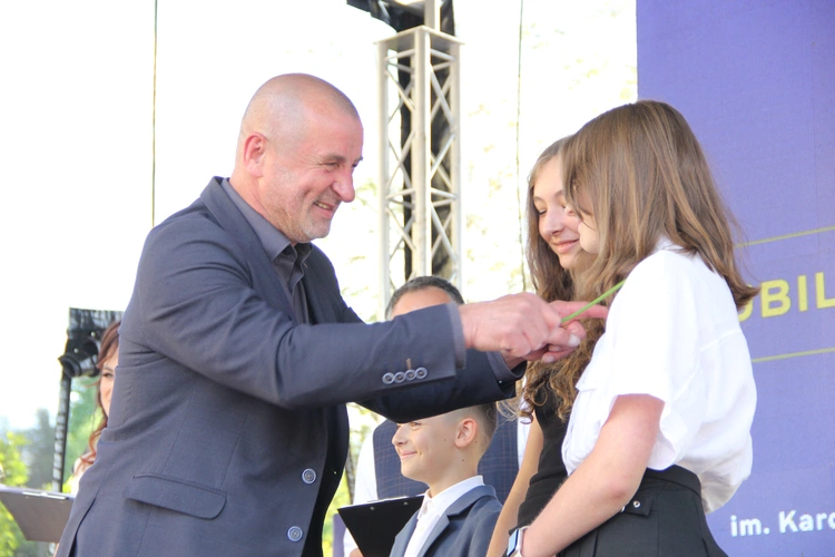 Odsłonięcie muralu z Prymasem Tysiąclecia w Łękach Górnych