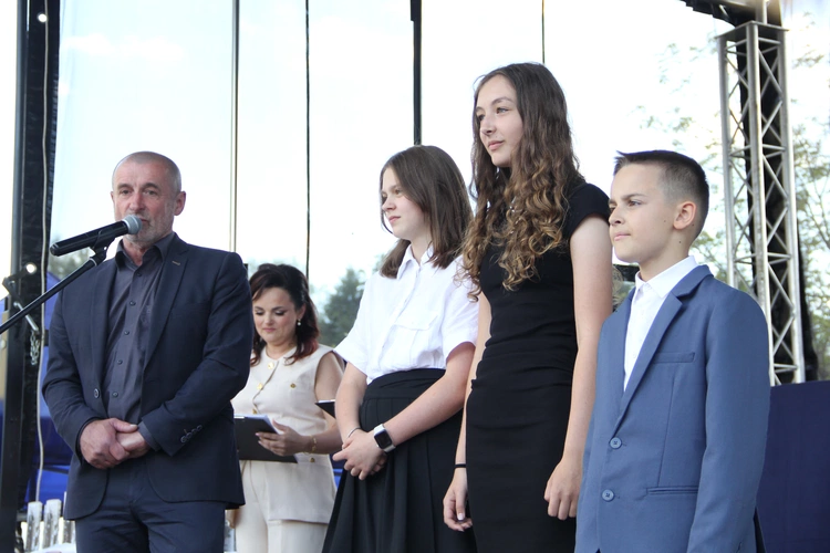 Odsłonięcie muralu z Prymasem Tysiąclecia w Łękach Górnych
