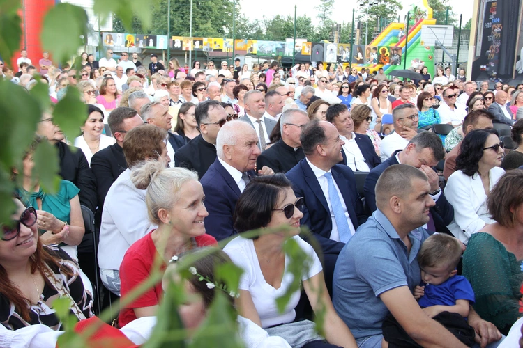 Odsłonięcie muralu z Prymasem Tysiąclecia w Łękach Górnych