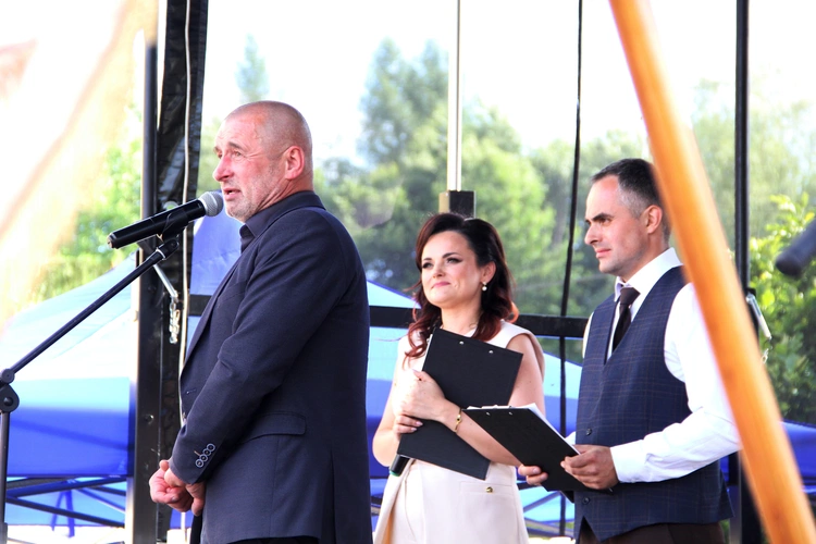Odsłonięcie muralu z Prymasem Tysiąclecia w Łękach Górnych