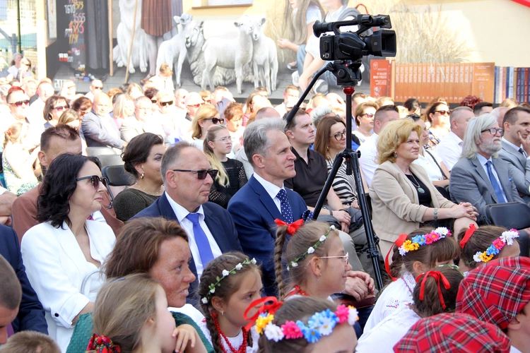 Odsłonięcie muralu z Prymasem Tysiąclecia w Łękach Górnych