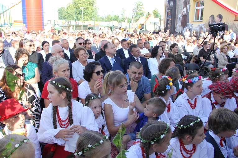 Odsłonięcie muralu z Prymasem Tysiąclecia w Łękach Górnych