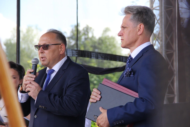 Odsłonięcie muralu z Prymasem Tysiąclecia w Łękach Górnych