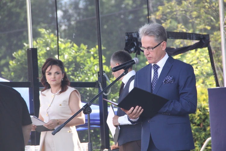 Odsłonięcie muralu z Prymasem Tysiąclecia w Łękach Górnych