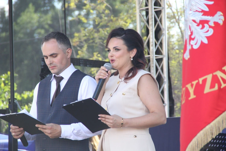 Odsłonięcie muralu z Prymasem Tysiąclecia w Łękach Górnych