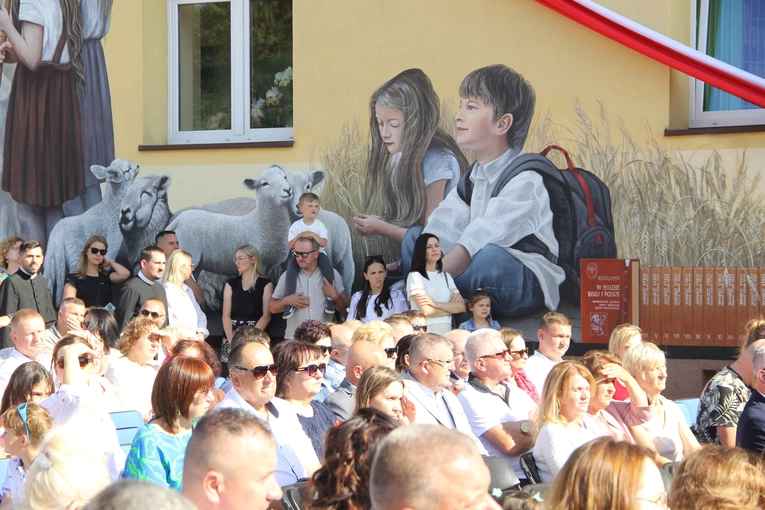 Odsłonięcie muralu z Prymasem Tysiąclecia w Łękach Górnych