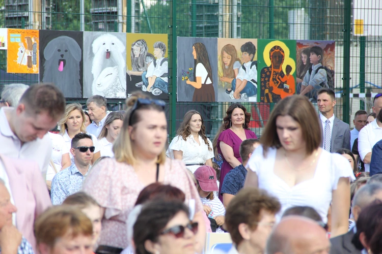 Odsłonięcie muralu z Prymasem Tysiąclecia w Łękach Górnych