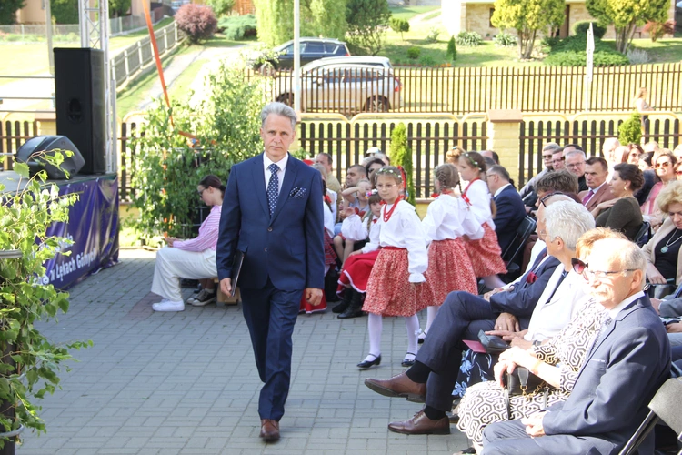 Odsłonięcie muralu z Prymasem Tysiąclecia w Łękach Górnych