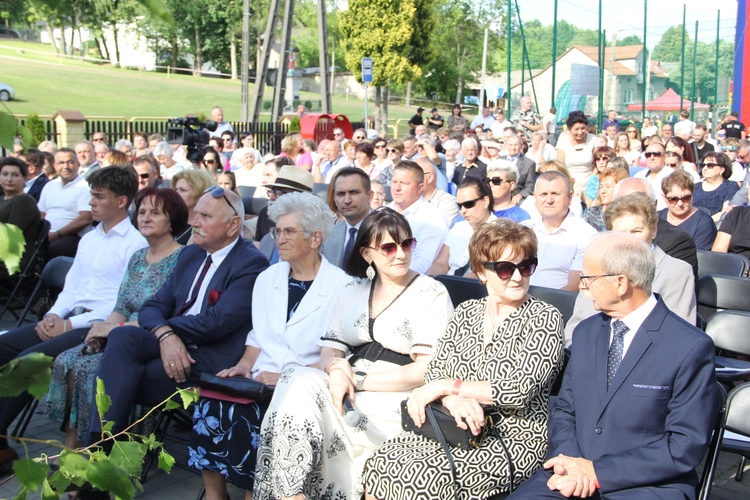 Odsłonięcie muralu z Prymasem Tysiąclecia w Łękach Górnych