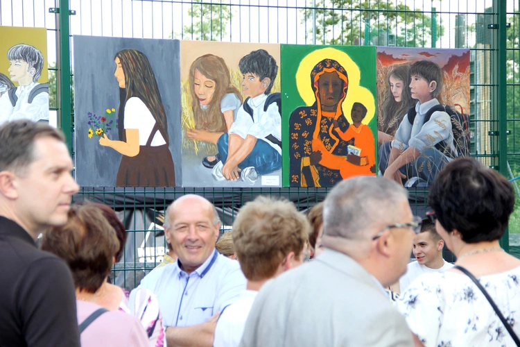 Odsłonięcie muralu z Prymasem Tysiąclecia w Łękach Górnych