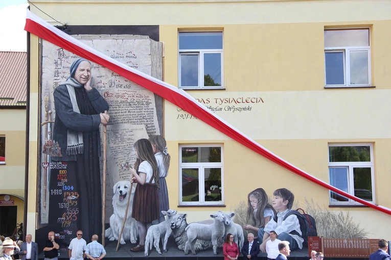 Odsłonięcie muralu z Prymasem Tysiąclecia w Łękach Górnych