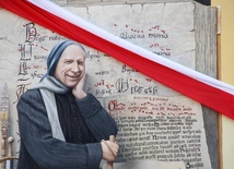 Odsłonięcie muralu z Prymasem Tysiąclecia w Łękach Górnych