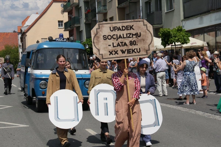 Pochód historyczny z okazji 800-lecia Białej
