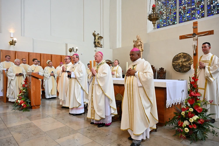 Sakra afrykańskiego biskupa - cz. 2