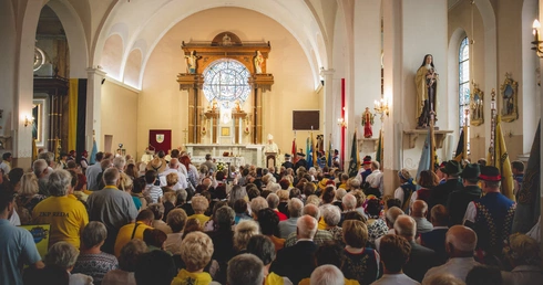 Më trzimómë z Bògã