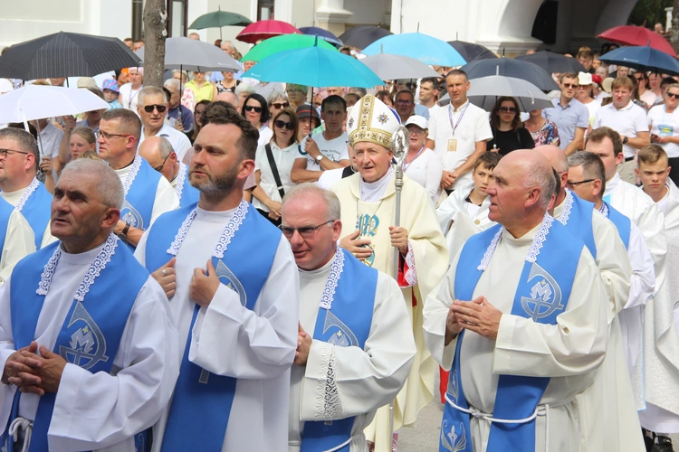 Złote serce, złota róża i prośba z czterech stron diecezji