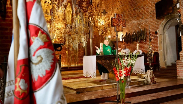 Nowy krzyż zdobi bursztynowy ołtarz