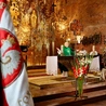 Nowy krzyż zdobi bursztynowy ołtarz