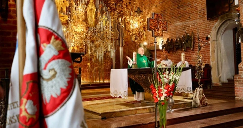 Nowy krzyż zdobi bursztynowy ołtarz